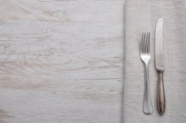 Kumaş üzerine eski çatal bıçak takımı