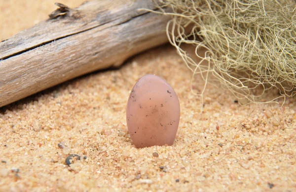 Rose quarz op strand — Stockfoto