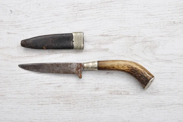 Lovecký nůž s koženou pochvou — Stock fotografie