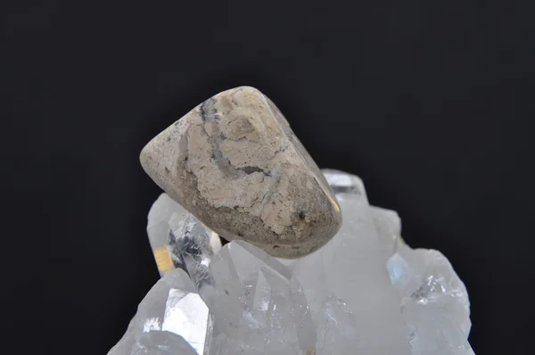 Jaspis auf Bergkristall — Stockfoto
