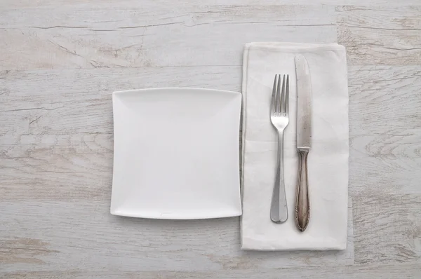 Plate, cutlery and cloth on wood — Stock Photo, Image