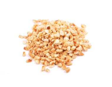 beyaz üzerine kıyılmış fındık