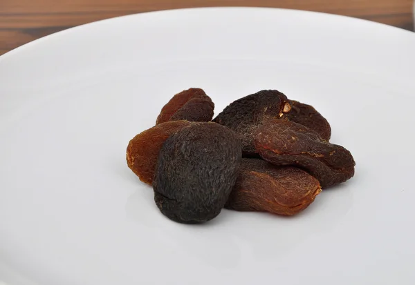 Apricots on plate — Stok fotoğraf
