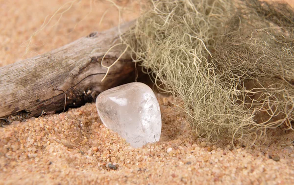 Cristallo di rocca sulla spiaggia — Foto Stock