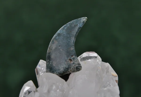 Moosachat auf Bergkristall — Stockfoto