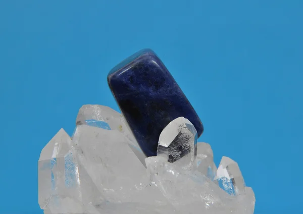 Sodalite su cristallo di rocca — Foto Stock
