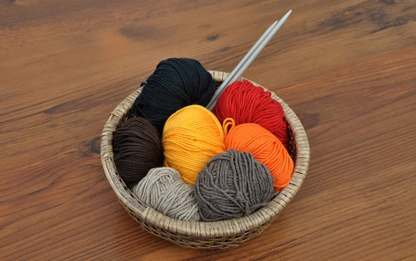 Balls of wool in basket — Stock Photo, Image