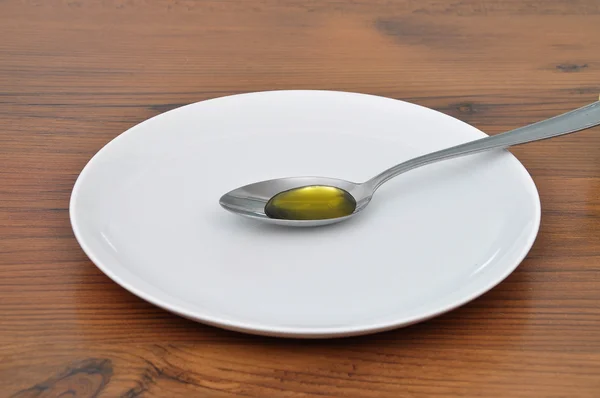 Olio d'oliva su cucchiaio — Foto Stock