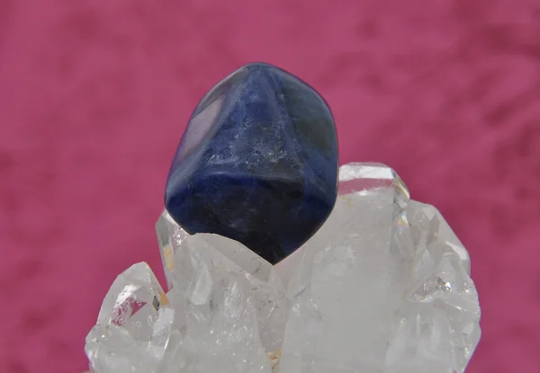 Sodalite sobre cristal de rocha — Fotografia de Stock