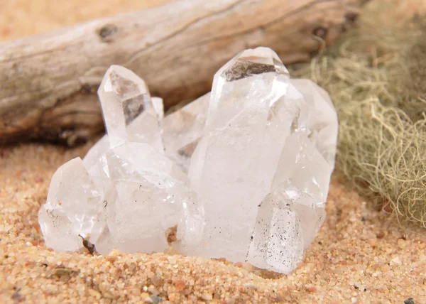 Cristal de rocha na praia — Fotografia de Stock