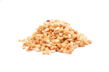 beyaz üzerine kıyılmış fındık