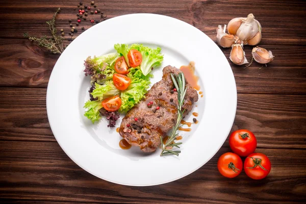 木製の調味料と野菜のステーキ — ストック写真
