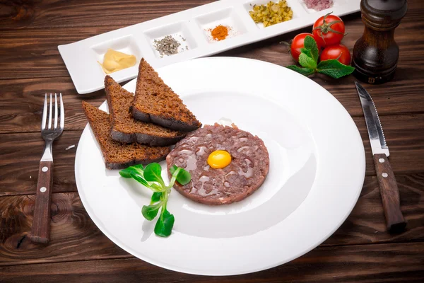 Biftek tartare ile baharat ve baharat üzerine ahşap — Stok fotoğraf