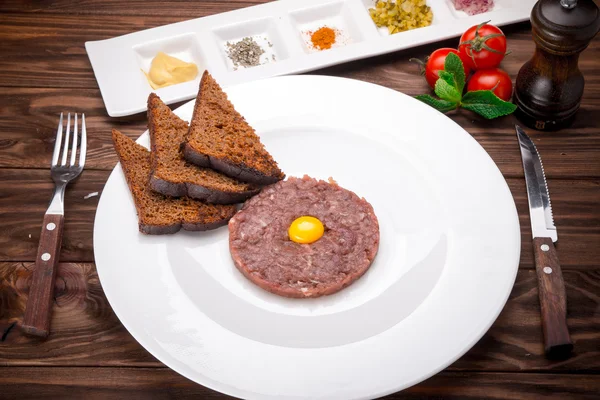 Tartar de ternera con especias y condimentos en madera —  Fotos de Stock