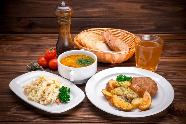 Biznes lunch składający się z zupy, sałatki i sok — Zdjęcie stockowe
