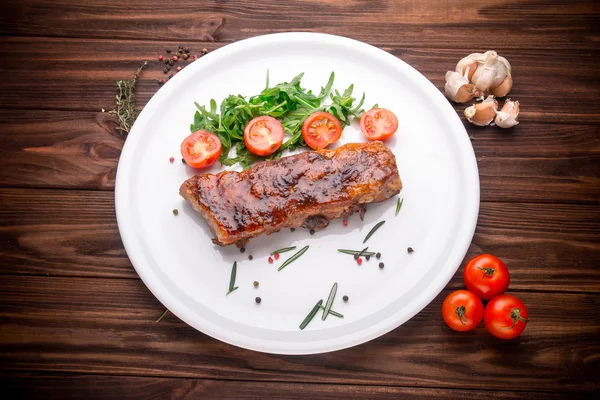 Leckere gegrillte Rippchen gewürzt mit Gewürzen und frischen Kräutern — Stockfoto