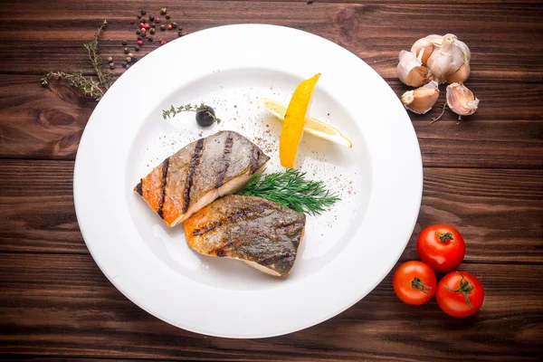 Grilled mackerel fish with vegetables — Stock Photo, Image