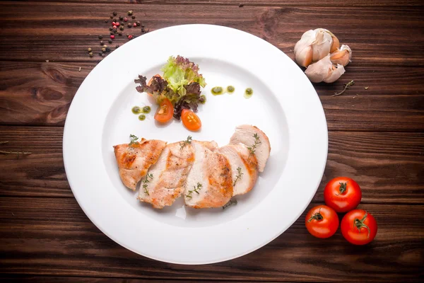 Filete de pollo guisado con verduras y condimentos en una madera —  Fotos de Stock