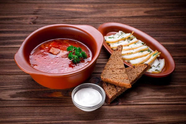 Κόκκινο σούπα τεύτλων (μπορς) με ψωμί και ξινή κρέμα — Φωτογραφία Αρχείου