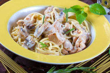 İtalyan makarna sosu, sığır eti ve mantar ile