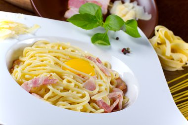 İtalyan makarna sosu ile