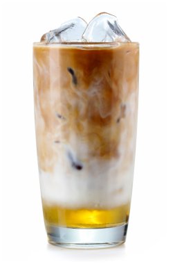 cam üzerine beyaz izole şurubu ile buzlu kahve