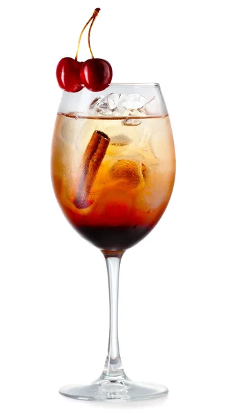Orange alkohol cocktail med körsbär bär isolerade — Stockfoto
