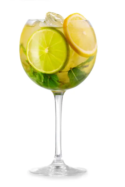Alcohol cocktail met verse munt en fruit solated — Stockfoto