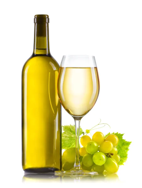 Glas witte wijn met fles en rijpe druiven geïsoleerd — Stockfoto