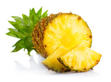 Taze ananas meyve izole kesme ve yeşil yaprakları ile