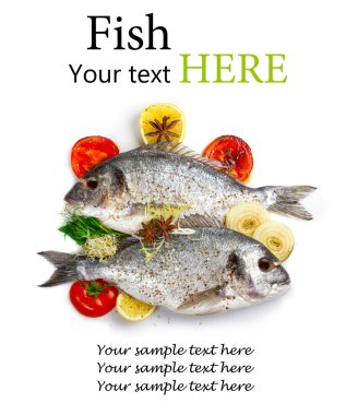 Dorado balık sebze ve baharat üzerine beyaz izole