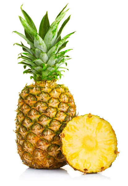 Świeży ananas owoce z cięcia i liść na białym tle na whi — Zdjęcie stockowe