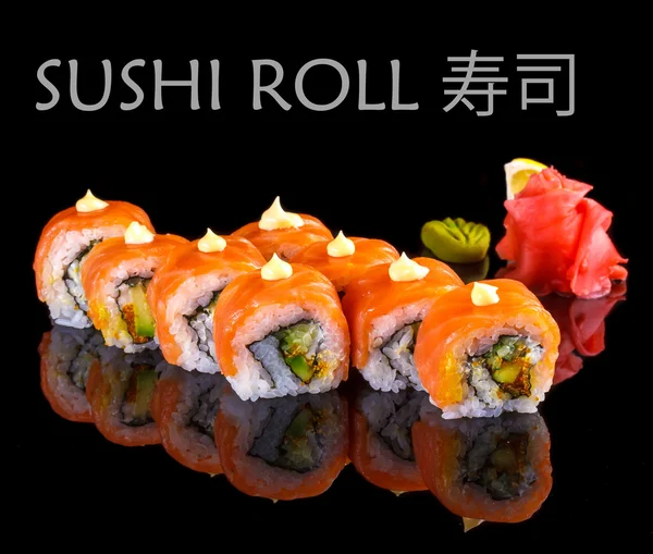 Salmão e sushi caviar rolam em preto — Fotografia de Stock
