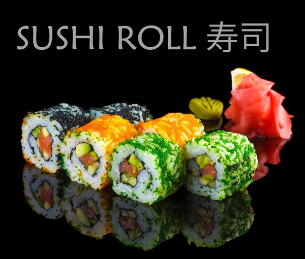 Lax, avokado och kaviar sushi rulle på svart — Stockfoto