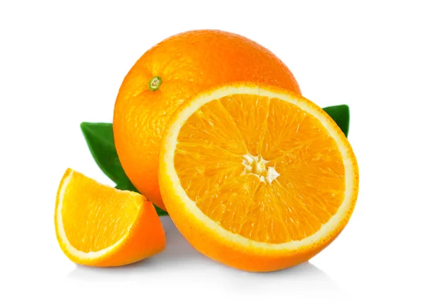 Ώριμα φρούτα πορτοκαλί με φύλλα και φέτες απομονωθεί σε λευκό — Φωτογραφία Αρχείου