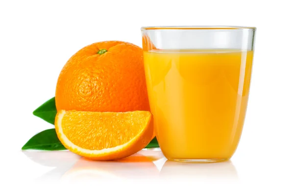 Vidro com suco de laranja e frutas com folhas verdes isoladas em — Fotografia de Stock