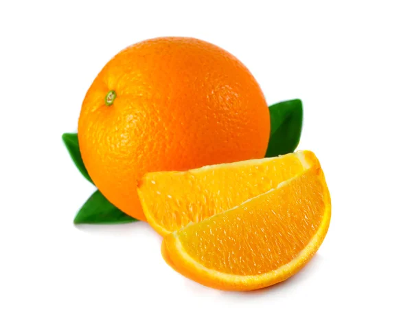 Rijp oranje fruit met bladeren en segmenten geïsoleerd op wit — Stockfoto