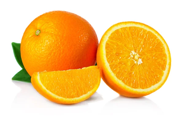 Reife Orangenfrüchte mit Blättern und Scheiben isoliert auf weiß Stockbild