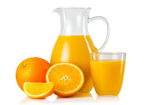 Krug und Glas mit Orangensaft und Früchten mit Scheiben isoliert Stockbild
