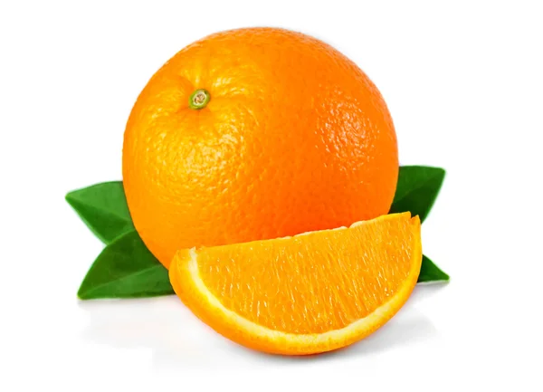 Orangenfrucht mit Blättern und Scheiben isoliert auf weiß lizenzfreie Stockfotos