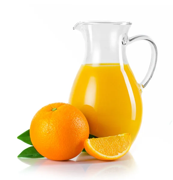 Dzbanek soku pomarańczowego i owoce z zielonych liści na białym tle Obrazy Stockowe bez tantiem