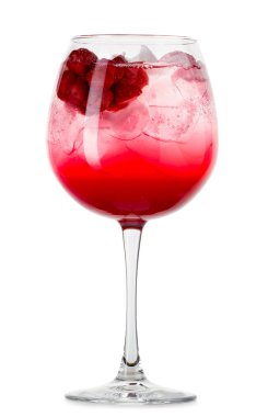 Beyaz izole meyveleri taze serin tonik dolu bardak