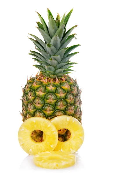 Frutti freschi di ananas con taglio e foglie verdi isolate su whi — Foto Stock