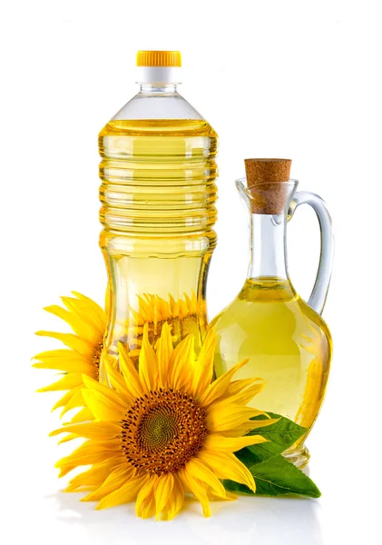 Kannan och flaska av solros olja med blomma isolerad på vit — Stockfoto