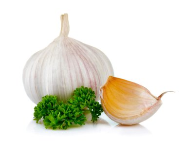 sarmısak ve maydanoz yaprakları üzerinde beyaz izole