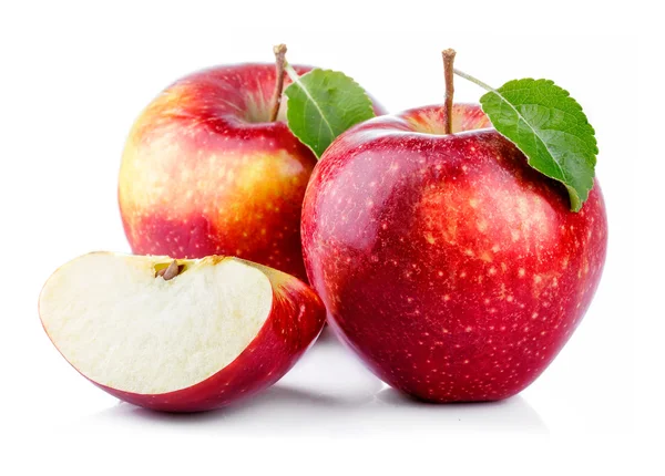 Rode appels met blad en snijd geïsoleerd op een witte — Stockfoto