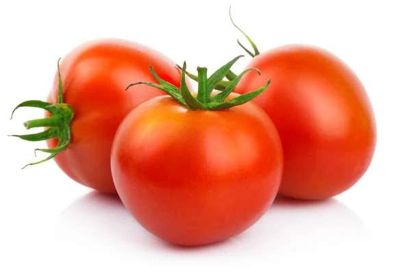 Pomodori rossi con taglio isolato su bianco — Foto Stock