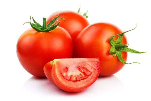 Красные помидоры с разрезанными по белому — стоковое фото