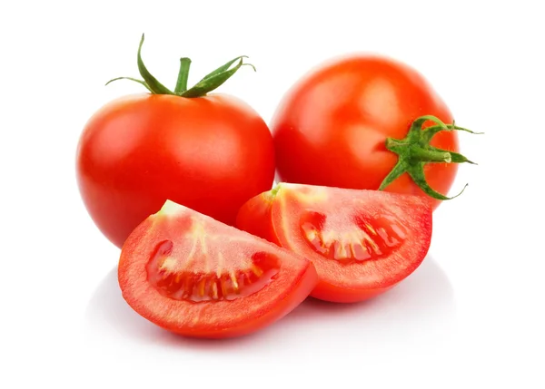 Tomates rouges coupées isolées sur blanc — Photo