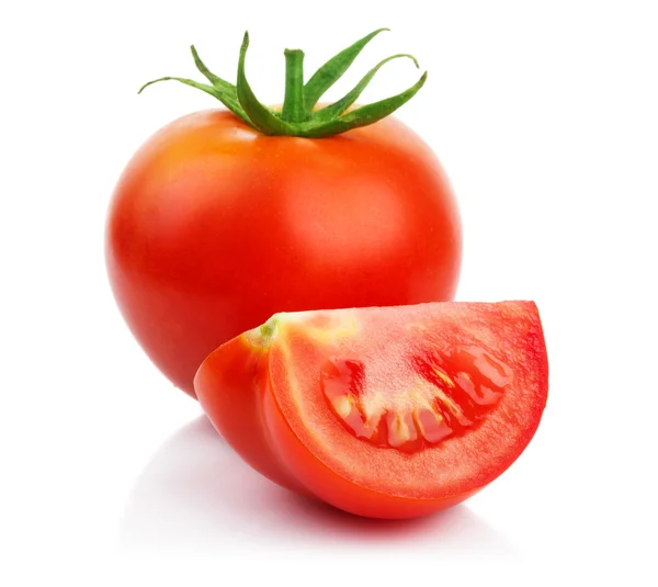 Tomates vermelhos com corte isolado em branco — Fotografia de Stock